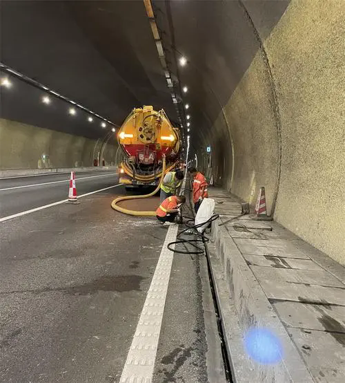 呼兰隧道排水渠清淤